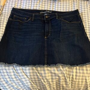 Universal Thread Women's Frayed Hem Denim Skirt - Indigo